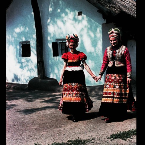 Matyo women holding hands by the House with Agasfa