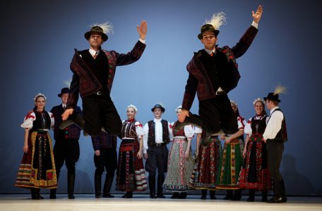 Hungarian Folk show in Danube Palace